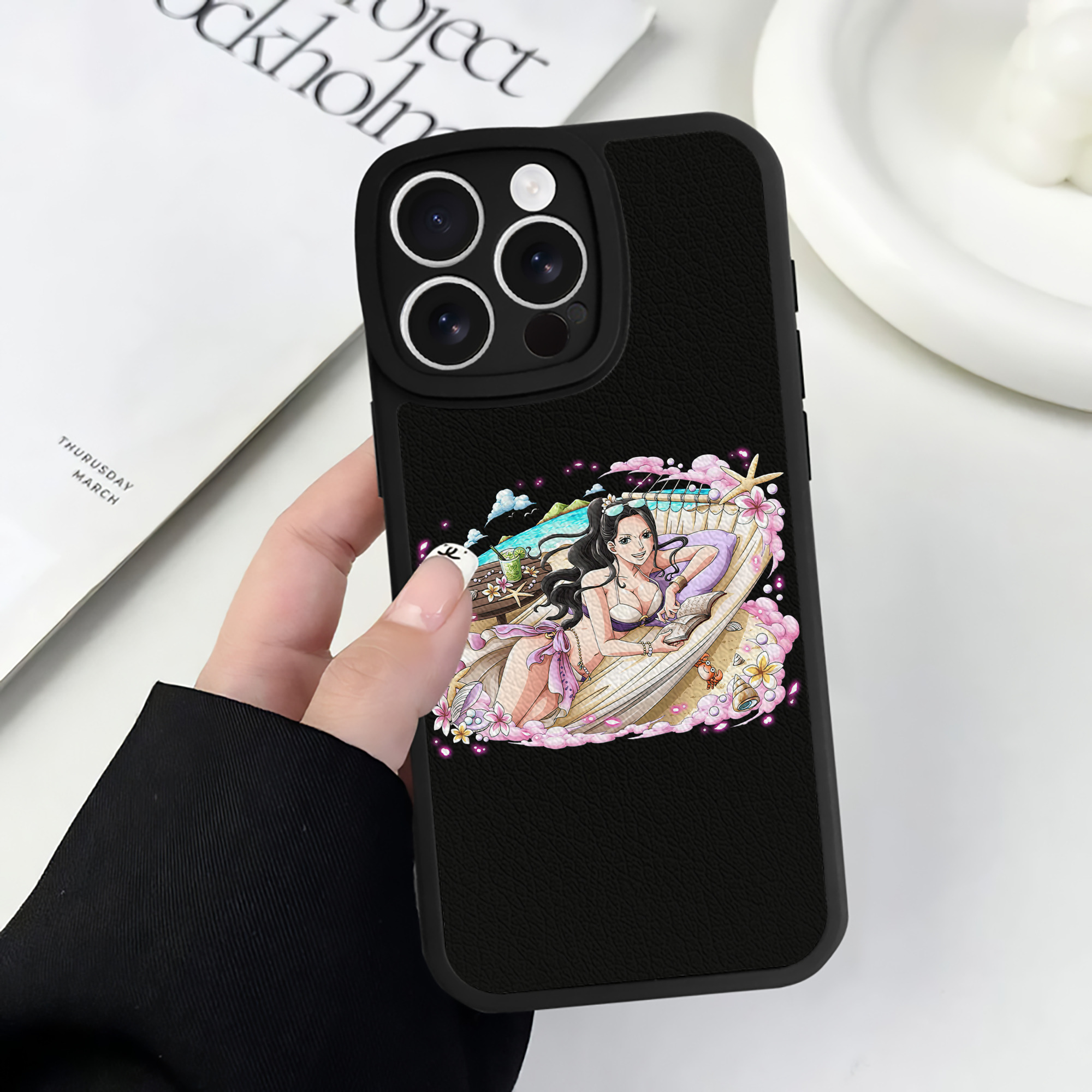 （画像用） ワンピース ニコ・ロビン ONE PIECE Nico Robin 【iPhone 16シリーズ対応】シリコンスマホケース（レザー調） 材質：シリコン